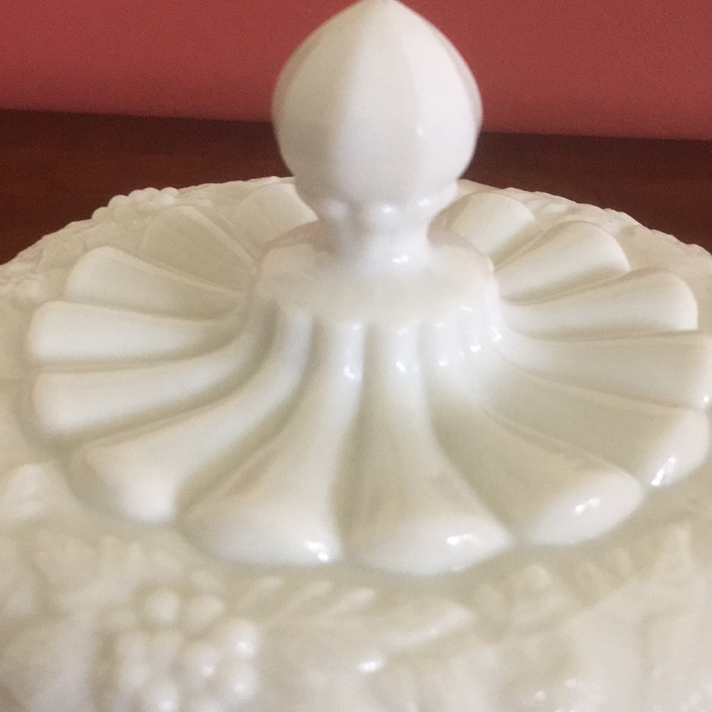 Vintage Westmoreland Grape Milk Glass Large Candy Dish With Lid Signed - Picture 8 of 16